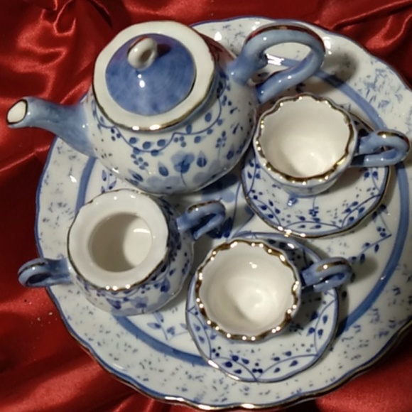 "Alice in Wonderland" Miniature Tea Service - Picture 2 of 4